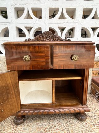 Elegante mesita de noche de madera