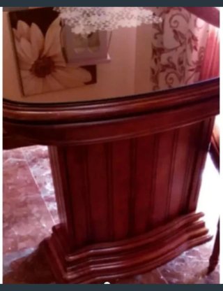 Mesa y sillas de salón