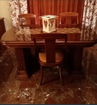 Mesa y sillas de salón