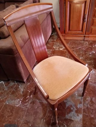 Mesa y sillas de salón