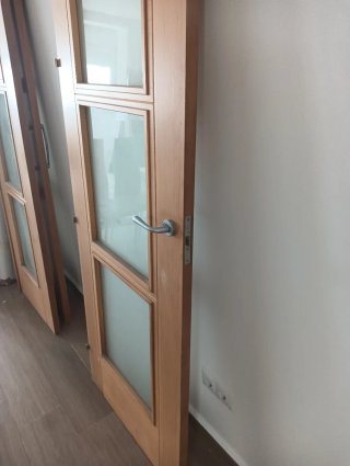 Puerta de madera con 3 cristales