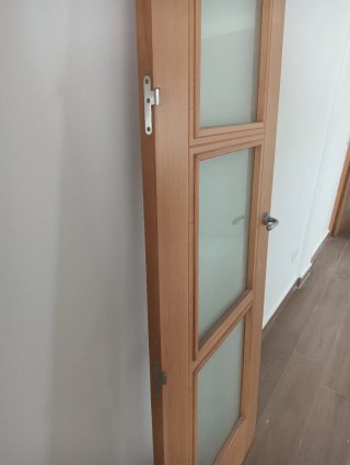 Puerta de madera con 3 cristales