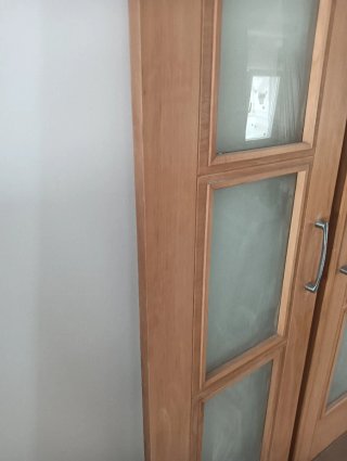 Puerta de madera con 3 cristales
