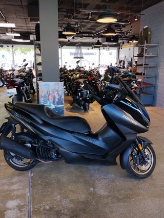 Zontes E125 Maxi Scooter Negra