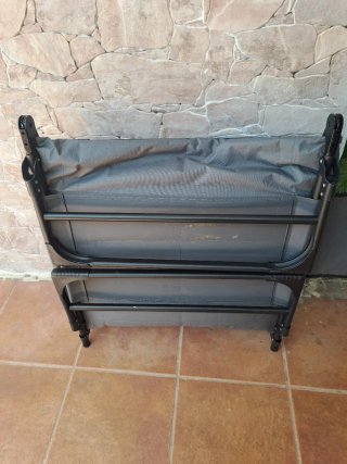 Hamaca de tela y metal gris