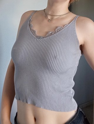 Top lencero gris con encaje