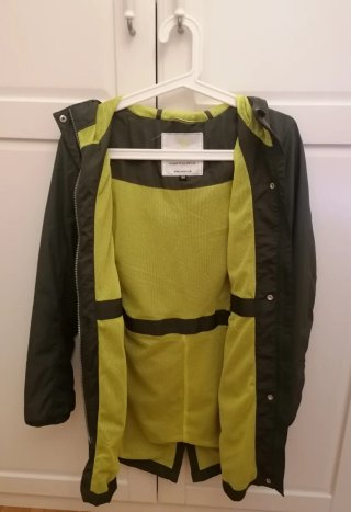 Chubasquero verde con capucha