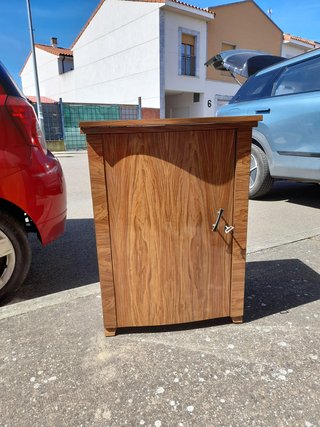 Máquina de coser Alfa antigua con mueble