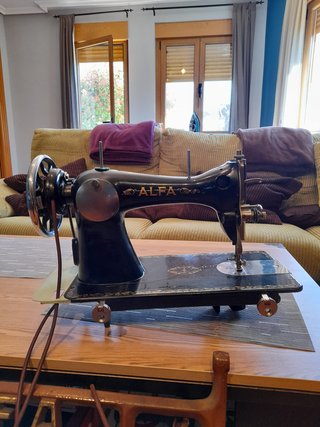 Máquina de coser Alfa antigua con mueble