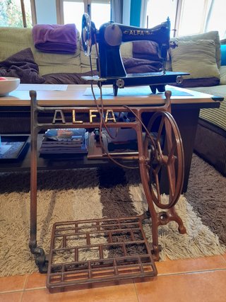 Máquina de coser Alfa antigua con mueble