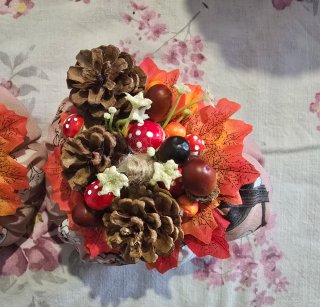 Decorazioni autunnali zucche e pigne