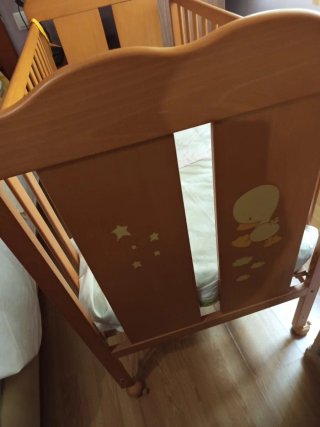 Cuna de madera y colchón