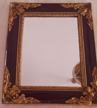 Espejo antiguo decorativo dorado y marrón.