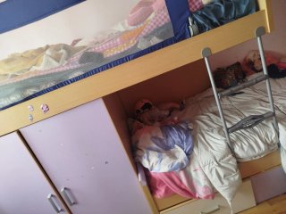 Cama tren con armario y cama inferior