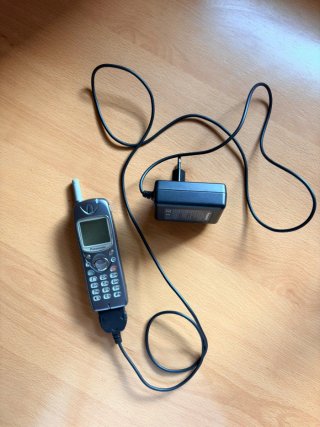 Teléfono móvil Nokia con cargador y auriculares