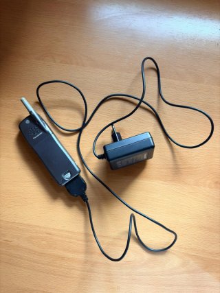 Teléfono móvil Nokia con cargador y auriculares