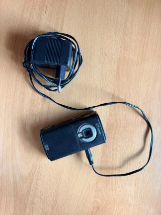 Teléfono móvil Nokia con cargador y auriculares