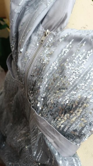 Vestido de fiesta plateado con lentejuelas