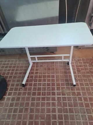 Mesa auxiliar blanca con ruedas