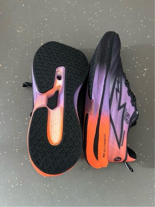 Zapatillas deportivas moradas y naranjas