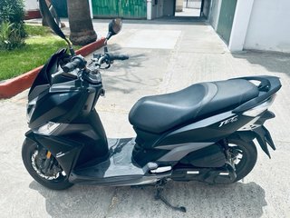 Moto Scooter SYM Negra Automática