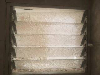 Ventana aluminio con cristal persiana