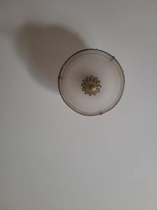 Lámpara de techo dorada y blanca