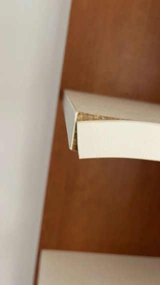 Estantería de madera marrón y blanca