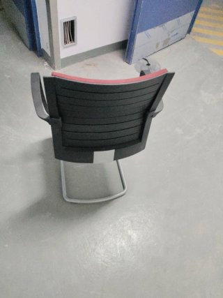 Sillas de oficina rojas y negras