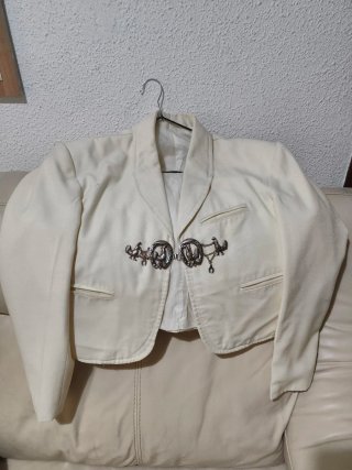 Traje de Mariachi Blanco y Botonaduras Doradas
