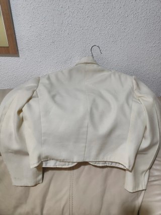 Traje de Mariachi Blanco y Botonaduras Doradas