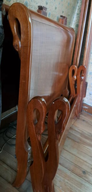 Camas de madera 105 X 180.Hay disponible cómoda