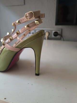 Zapatos de tacón verdes y nude