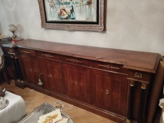 Aparador de madera con vitrina