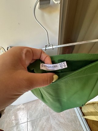 Falda cuero verde de Zara.