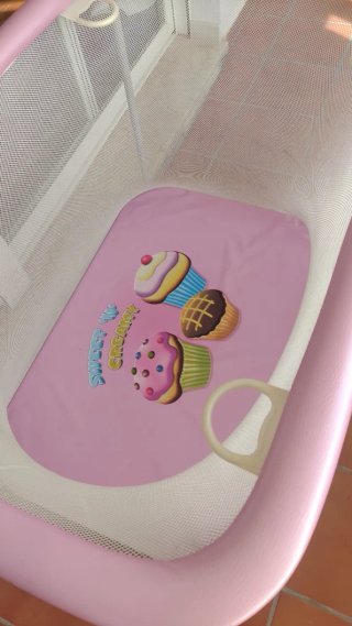 Parque para bebés con estampado de cupcakes