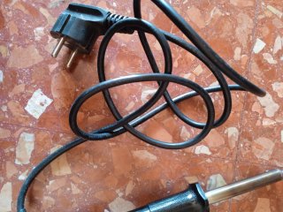 Soldador eléctrico con cable y enchufe