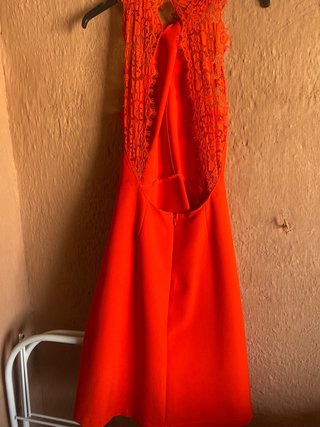 Vestido coral con encaje