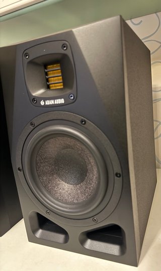 Monitor Adam Audio A7V Negro