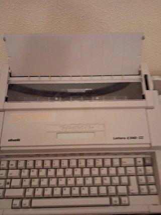 Máquina de escribir Olivetti Lettera E345