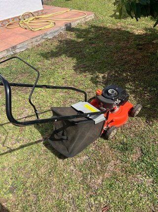 Cortacésped naranja con bolsa