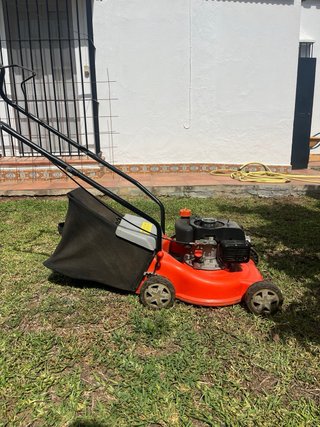 Cortacésped naranja con bolsa