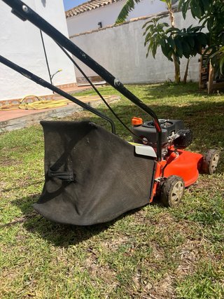 Cortacésped naranja con bolsa
