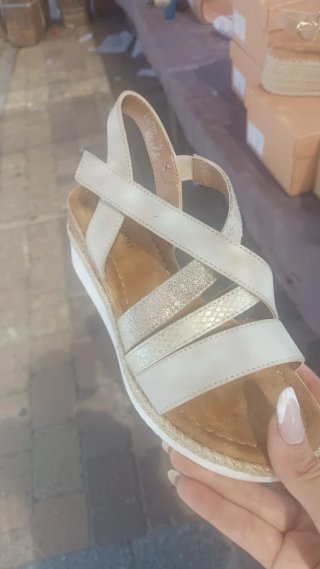 Sandalias Beige y Doradas Talla 37