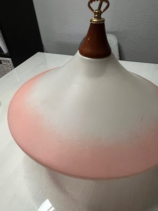 Lámpara de techo dorada y rosa