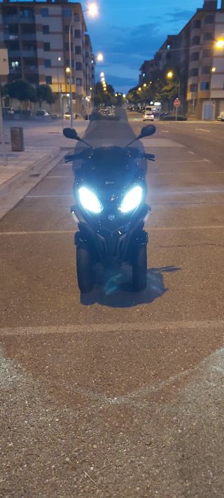 Piaggio MP3 400 HPE del año 2023 de color negro