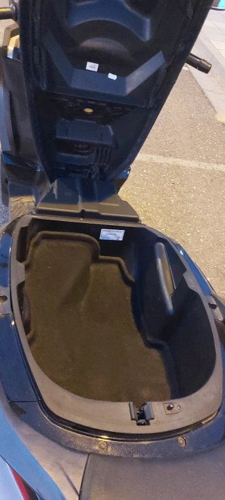 Piaggio MP3 400 HPE del año 2023 de color negro