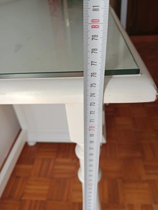 Mesa de estudio blanca con cristal