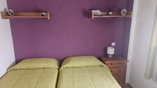 Cómoda de pino macizo y mesita, tres estantes