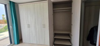Armario vestidor madera y metal.